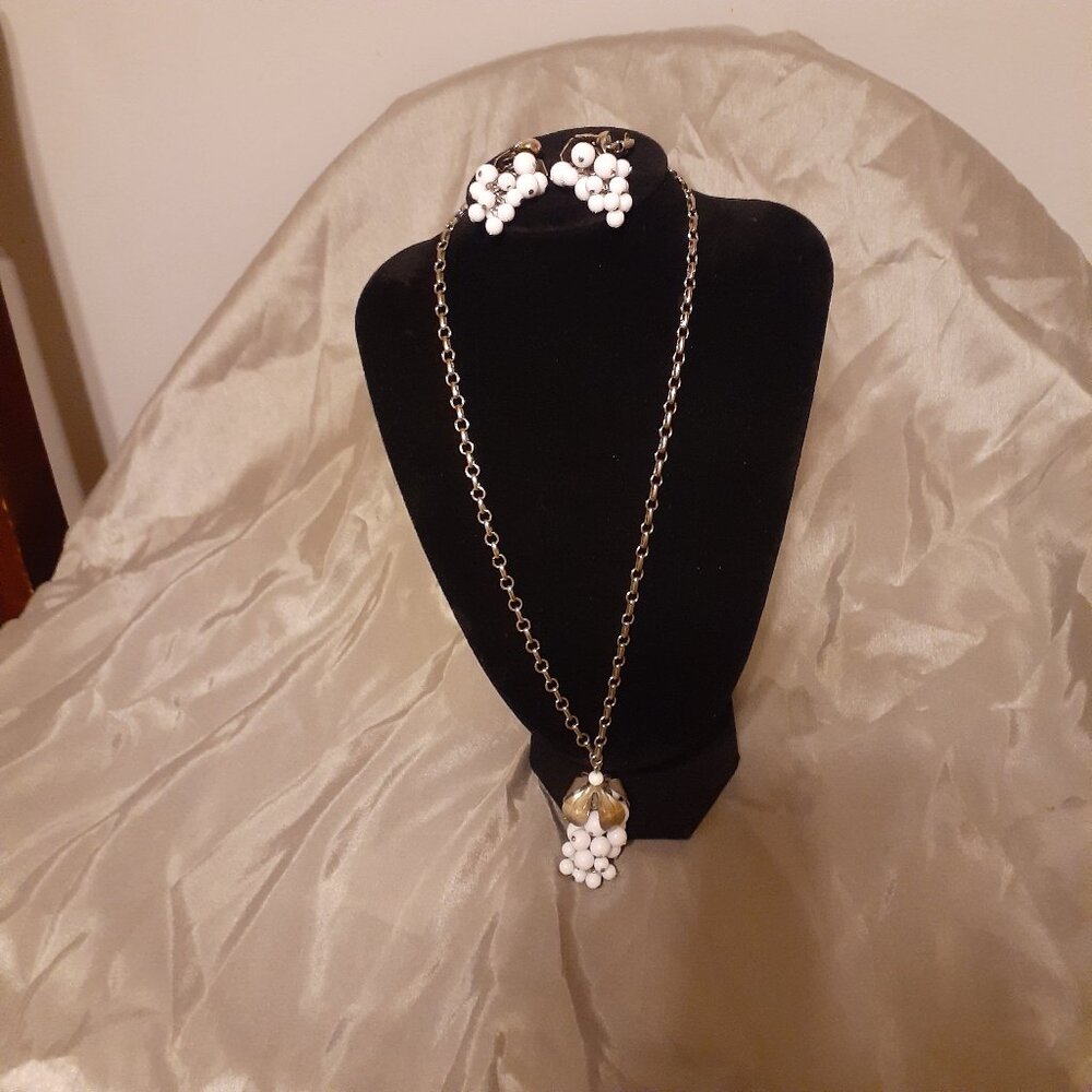 Celebrity NY late 60's Necklace and Earrings set